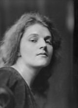 Hawley, Helen, Miss, portrait photograph, 1915 Dec. or 1916 Jan. Creator: Arnold Genthe.