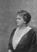Hopkins, G.B., Mrs., portrait photograph, 1916 Apr. 14. Creator: Arnold Genthe.