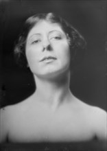 Illingsworth, Miss, portrait photograph, between 1917 and 1919. Creator: Arnold Genthe.