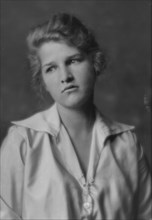 Jennings, Jeannette, Miss, portrait photograph, 1915. Creator: Arnold Genthe.