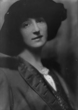 Kalish, Lillian, Miss, portrait photograph, 1913. Creator: Arnold Genthe.