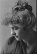 Keese, Emily, Miss, portrait photograph, 1914 Sept. 21. Creator: Arnold Genthe.