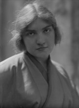 Kelly, Madeleine, Miss, portrait photograph, 1914 May 15. Creator: Arnold Genthe.