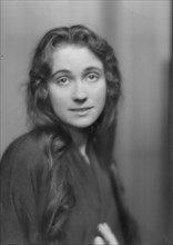 Kingdon, Elsie, Miss, portrait photograph, 1915 Sept. 22. Creator: Arnold Genthe.