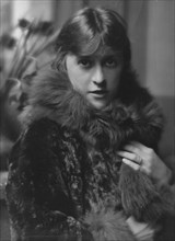 Knox, P.C., Jr., Mrs., portrait photograph, 1915 Feb. 28. Creator: Arnold Genthe.