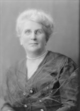 Lansdowne, H.B., Mrs., portrait photograph, 1914 Aug. 31. Creator: Arnold Genthe.