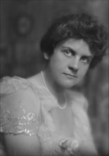 Lapham, E., Miss, portrait photograph, 1915 Feb. 16. Creator: Arnold Genthe.