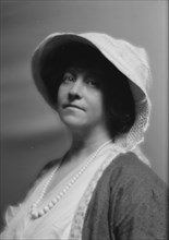 Lee, Annabel, portrait photograph, 1913. Creator: Arnold Genthe.