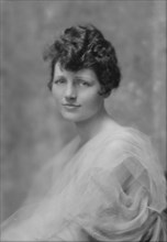 Lee, Helen, Mrs., portrait photograph, 1914 Sept. 16. Creator: Arnold Genthe.