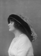 Leslie, Marguerite L., Miss, portrait photograph, 1913 Apr. 6. Creator: Arnold Genthe.