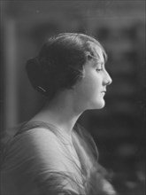 Liebert, L., Miss, portrait photograph, between 1916 and 1927. Creator: Arnold Genthe.
