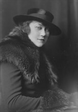 Lilander, Miss, portrait photograph, 1916. Creator: Arnold Genthe.