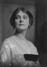 Llewellyn, Miss, portrait photograph, 1916 Jan. 3. Creator: Arnold Genthe.