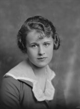 Locke, E., Miss, portrait photograph, 1916. Creator: Arnold Genthe.
