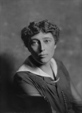 Lynch, Laura, Miss, portrait photograph, 1915 Dec. Creator: Arnold Genthe.