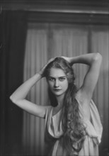 Lyons, Helen, Miss, portrait photograph, between 1917 and 1921. Creator: Arnold Genthe.