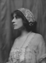 Lyons, Lurline, portrait photograph, 1912 Nov. 16. Creator: Arnold Genthe.