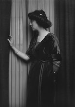 MacKaye, Hazel, Miss, portrait photograph, 1913. Creator: Arnold Genthe.