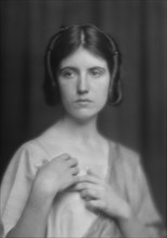 Maude, Bonnie, Miss, portrait photograph, between 1912 and 1918. Creator: Arnold Genthe.