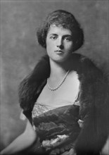 Maupin, J.G., Mrs., portrait photograph, 1917 Aug. 23. Creator: Arnold Genthe.