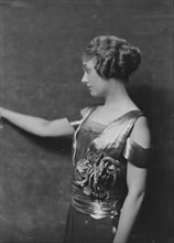 McBain, Alison, Miss, portrait photograph, 1917 Apr. 10. Creator: Arnold Genthe.