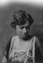 McIntosh, R.L., Miss, portrait photograph, 1915. Creator: Arnold Genthe.