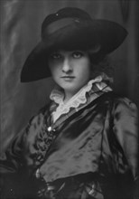 McMahon, Helen, portrait photograph, between 1913 and 1915. Creator: Arnold Genthe.