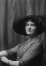 Montgomery, Margaret Phelps, Miss, portrait photograph, 1912 Sept. 27. Creator: Arnold Genthe.