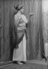 Montgomery, Margaret Phelps, Miss, portrait photograph, 1912 Sept. 27. Creator: Arnold Genthe.