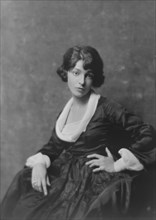 Moss, Marion Joy, Miss, portrait photograph, 1917 Aug. 30. Creator: Arnold Genthe.