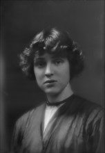 Nash, Miss, portrait photograph, 1913. Creator: Arnold Genthe.
