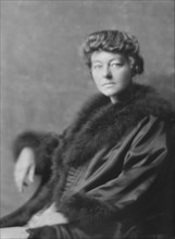 Nedwill, Elizabeth, Miss, portrait photograph, 1916. Creator: Arnold Genthe.