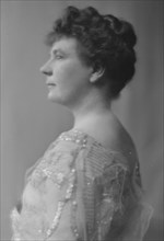 Nicholl, Hester, Miss, portrait photograph, 1915 Jan. 20. Creator: Arnold Genthe.