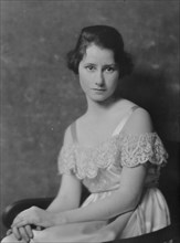 Orne, Isabel, Miss, portrait photograph, 1916. Creator: Arnold Genthe.
