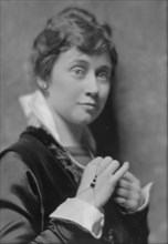 Pennock, Elise T., Miss, portrait photograph, 1914 Oct. 23. Creator: Arnold Genthe.