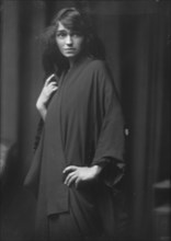 Pierce, Marion, Miss, portrait photograph, 1913. Creator: Arnold Genthe.