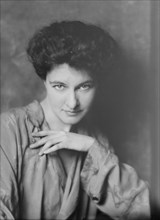 Randolph, Marguerite, Miss, portrait photograph, 1915 June 29. Creator: Arnold Genthe.