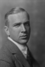 Schniewind, E.H., Mr., portrait photograph, 1915 Sept. 21. Creator: Arnold Genthe.