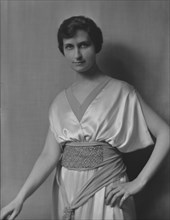 Scholle, E., Miss, portrait photograph, 1917 May 7. Creator: Arnold Genthe.
