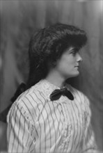 Scott, Beatrice, Miss, portrait photograph, 1912 May 3. Creator: Arnold Genthe.