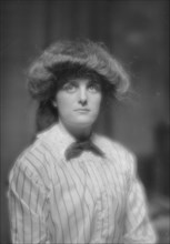 Scott, Beatrice, Miss, portrait photograph, 1912 May 3. Creator: Arnold Genthe.