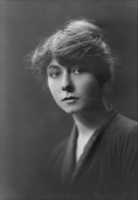 Sebring, Inez, Miss, portrait photograph, 1917 Aug. 29. Creator: Arnold Genthe.