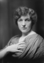 Shainwald, S., Miss., portrait photograph, 1913 Apr. 3. Creator: Arnold Genthe.