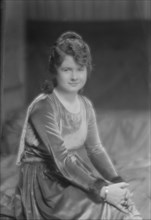 Sinclair, Hester, Miss, portrait photograph, 1915 Mar. 16. Creator: Arnold Genthe.