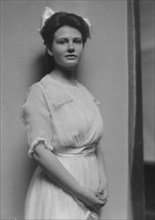 Urchs, Outonita, Miss, portrait photograph, 1913. Creator: Arnold Genthe.