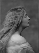 Valentine, Gwendolyn, Miss, portrait photograph, 1916. Creator: Arnold Genthe.