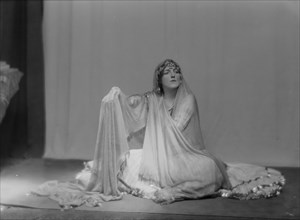 Vaughan, Edith, Miss, portrait photograph, 1916 Apr. Creator: Arnold Genthe.
