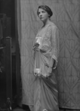 Wallach, Alma, Miss, portrait photograph, 1914 Jan. 24. Creator: Arnold Genthe.