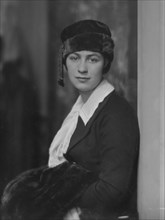 Weil, Elizabeth, Miss, portrait photograph, 1916. Creator: Arnold Genthe.