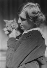 Barhyte, Marion, Miss, with Buzzer the cat, portrait photograph, 1914 Feb. 25. Creator: Arnold Genthe.